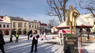 Krosno24pl  Pomnik premiera Tuska w Krośnie 31012014 [upl. by Strain519]