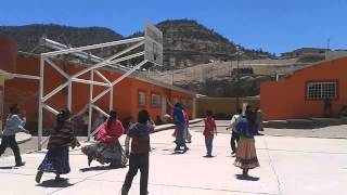 Niños Tarahumaras jugando en tehuerichi [upl. by Lotti333]