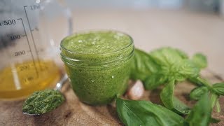 Pesto alla genovese fatto in casa – Ricetta veloce con frullatore [upl. by Evangeline]