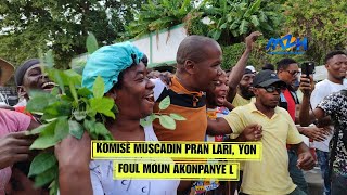 Flash Komisè Muscadin Fenk Mete Pye l Atè Nan Miragwàn Ak Yon Foul Moun Dèyèl Pèp La Kontan wè l [upl. by Airbmak]