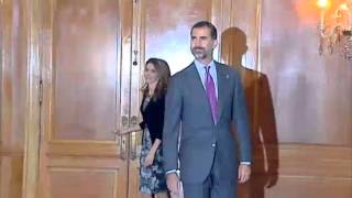 Errores de Protocolo  La princesa Letizia da un portazo en una audiencia en Oviedo  24102013 [upl. by Albers882]