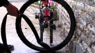 Changer un pneu de vélo  Conseils Vélo VTT Bricoler [upl. by Eener]