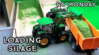 RC Monday  Siku Control Fendt 939 amp John Deere Loading Silage into Joskin Trailer [upl. by Ignaz617]