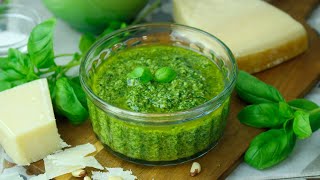 Salsa pesto casera y sin lactosa Cómo hacer la auténtica receta italiana de pesto de albahaca [upl. by Ramas175]