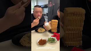 Mujer esconde salchichas en una torre de tostadas asmr funny divertido chinesefood alimentos [upl. by Seel]