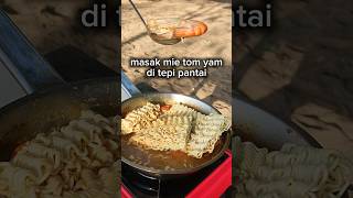 Masak mie tom yam seafood sambil menikmati suasana laut kulinerindonesia seafood makanenak chef [upl. by Emelda]