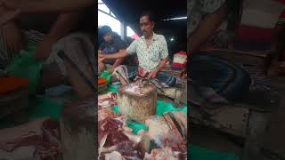 An old man cutting beef shorts butcher beef meat cutting viral video amazing short [upl. by Lemmuela]