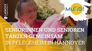 Seniorinnen und Senioren tanzen gemeinsam in Pflegeheim in Hannover [upl. by Agneta]