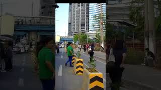 MAY PULIS MAY PULIS SA ILALIM NG TULAY NG TAWIRAN NG EDSA QUEZON AVENUE shorts [upl. by Lonee]