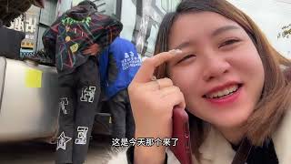 卡车小啊妹第二次遇到娟兒 今天帶她感受一下我的大半掛卡車小啊妹 [upl. by Yllitnahc859]