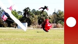 Limpressionnante collision entre un avion et un parachutiste capturée en images [upl. by Aicenek]