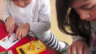 Electrónica para niños Un circuito simple [upl. by Ralfston711]