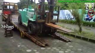 Unloading Forklift Trailer Truck Style [upl. by Ahsinoj]