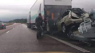 Szwecja pijany kierowca na autostradzie WALI DZWONA w TIRa [upl. by Nnayhs]