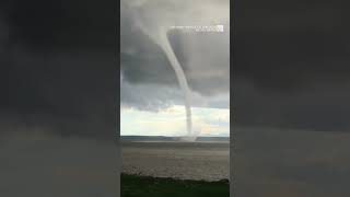 Une spectaculaire trombe marine a été observée jeudi sur le SaintLaurent près de CapSaintIgnace [upl. by Devitt]