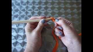 Comment faire une chaînette au crochet pour gauchère [upl. by Htebaras411]