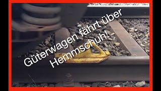 Güterwagen fährt über Hemmschuh  Entgleisung [upl. by Aicnom]