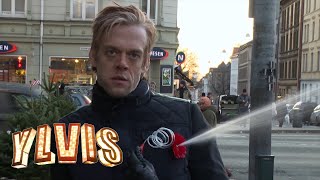 Calles quotbrorquot spruter på folk med falsk blomst  I kveld med Ylvis  discovery Norge [upl. by Sabba]