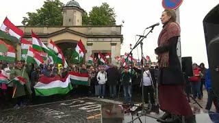 Verärgerte Ungarn singen Hymne vor Parlament in Bratislava [upl. by Menedez]