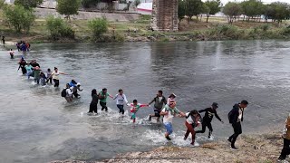 CIENTOS DE MIGRANTES AL RÍO Y NI LOS GASES LOS PUEDEN DETENER [upl. by Mike]