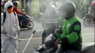 BPBD Prov Jatim MELAKUKAN PEMYEMPROTAN sterilisasi DRIVER OJEK ONLINE Mencegah Penularan COVID19 [upl. by Angil]