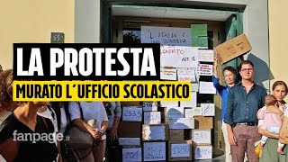 Insegnanti protestano quotmurandoquot lufficio scolastico a Napoli quotBasta nuovi concorsi siamo precariquot [upl. by Eylrac]