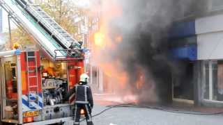 19102013 Leeuwarden  Zeer grote brand in Leeuwarder binnenstad eist slachtoffer [upl. by Hulburt]