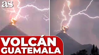 RAYO IMPACTA EN VOLCÁN en ERUPCIÓN  Volcán fuego Guatemala [upl. by Elockin]