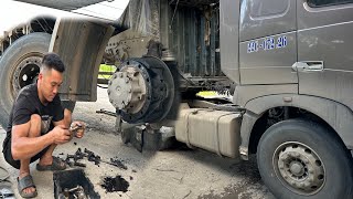 Auto repairReplacing bolts for container trucks [upl. by Ahcsap36]