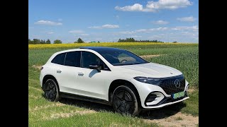 Mercedes EQS SUV 580 4k 60fps  z zewnątrz i wnętrze Biel diamentu na tle rzepaku [upl. by Nannie]