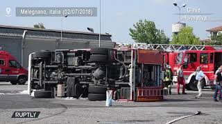 ¿Llamamos al 911 Un camión de bomberos vuelca durante una exhibición [upl. by Enaenaj24]