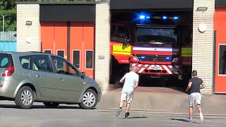 VOLUNTEER FIREFIGHTERS ARRIVING AT STATION HUGE FIRE in Tonypandy  Fire Engines Responding [upl. by Ronny]