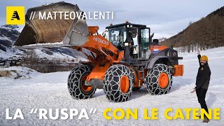 Come si guida una PALA GOMMATA con le CATENE su neve ☃️e ghiaccio ❄️ [upl. by Malarkey]