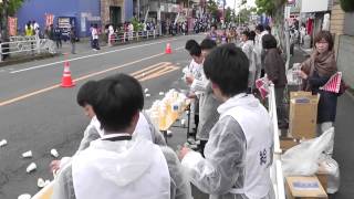 ekiden 箱根駅伝予選会 第90回 大パニック 給水ポイント 10Km地点 20131019 立川 2014 [upl. by Yanttirb]