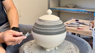 820 TrimmingChatteringSgraffito a Texture Lidded Moon Jar with HsinChuen Lin 林新春 圓蓋瓶修坯示範 [upl. by Crescen334]