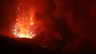 De nouvelles images toujours aussi impressionnantes de lEtna en éruption 🌋 [upl. by Nnoved168]