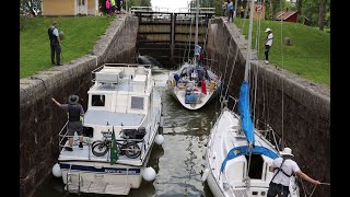 Göta Kanal  Båtar kör genom slusstrappan Göta Kanal  Boats run through the lock stairs [upl. by Neeruan216]