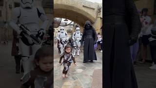 Young Mandalorian gets scared by Kylo Ren￼ 😱 shorts mandalorian starwars [upl. by Valentine610]