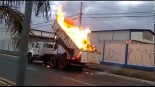 Caminhao pega fogo com entulho veja também o perigo de carregar pessoas na concha da maquina [upl. by Libbey753]