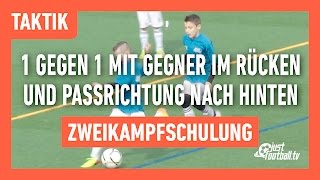 Fussballtraining 1 gegen 1 mit Gegner im Rücken und Pass nach hinten  Zweikampfschulung  Taktik [upl. by Riatsila]