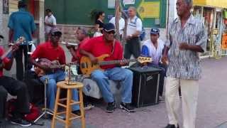 Traditionele muziek in Punda  Curacao en wie danst erop [upl. by Farrar]