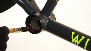 Monobloc crankstel BMX vervangen  Comment changer un pédalier monobloc sur son bmx [upl. by Owades]