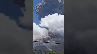 ZONAInternacional  El volcán Lewotobi LakiLaki volcan lakilaki indonesia fly [upl. by Ellerahc]