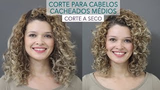 Como cortar cabelo cacheado médio  Corte a seco [upl. by Sarazen]