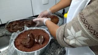 Como montar e prensar bolo de aniversário [upl. by Aihsital879]