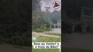 Raio derruba Árvore e ciclista não consegue frear weather storm tree [upl. by Dragde]