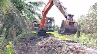 Aktifitas Cuci Parit Masyarakat Excavator Hitachi Zaxis 210 [upl. by Mannos367]