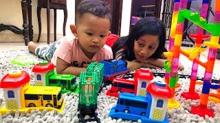 Ditemani kakak Mecca bermain Kereta Api Thomas and Friends dan Tayo The Little Bus [upl. by Ellehcor761]