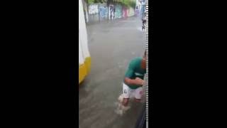 Boy do bote realiza uma tentativa de assalto em ônibus num dia chuvoso no Recife [upl. by Suirradal]