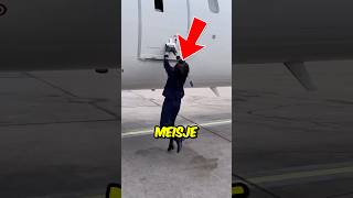 Stewardess Worstelt om de Vliegtuigdeur te Openen [upl. by Haseena]